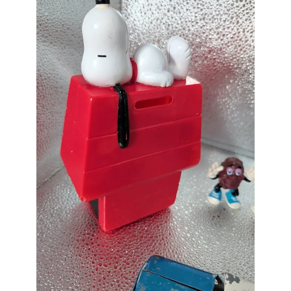 1966 Peanuts Snoopy Doghouse Red Coin Bank 4 California Raisins & Greyhound Bus